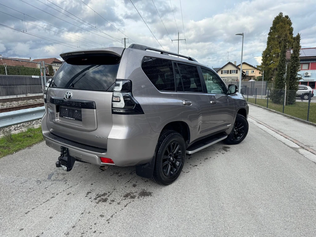 TOYOTA Land Cruiser 2.8TD Invincible – Image 2