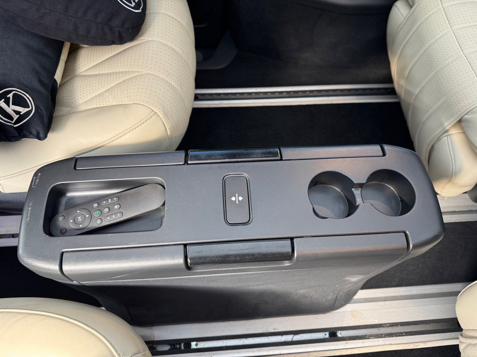 Mercedes-Benz V 300d AMG Line – Image 30