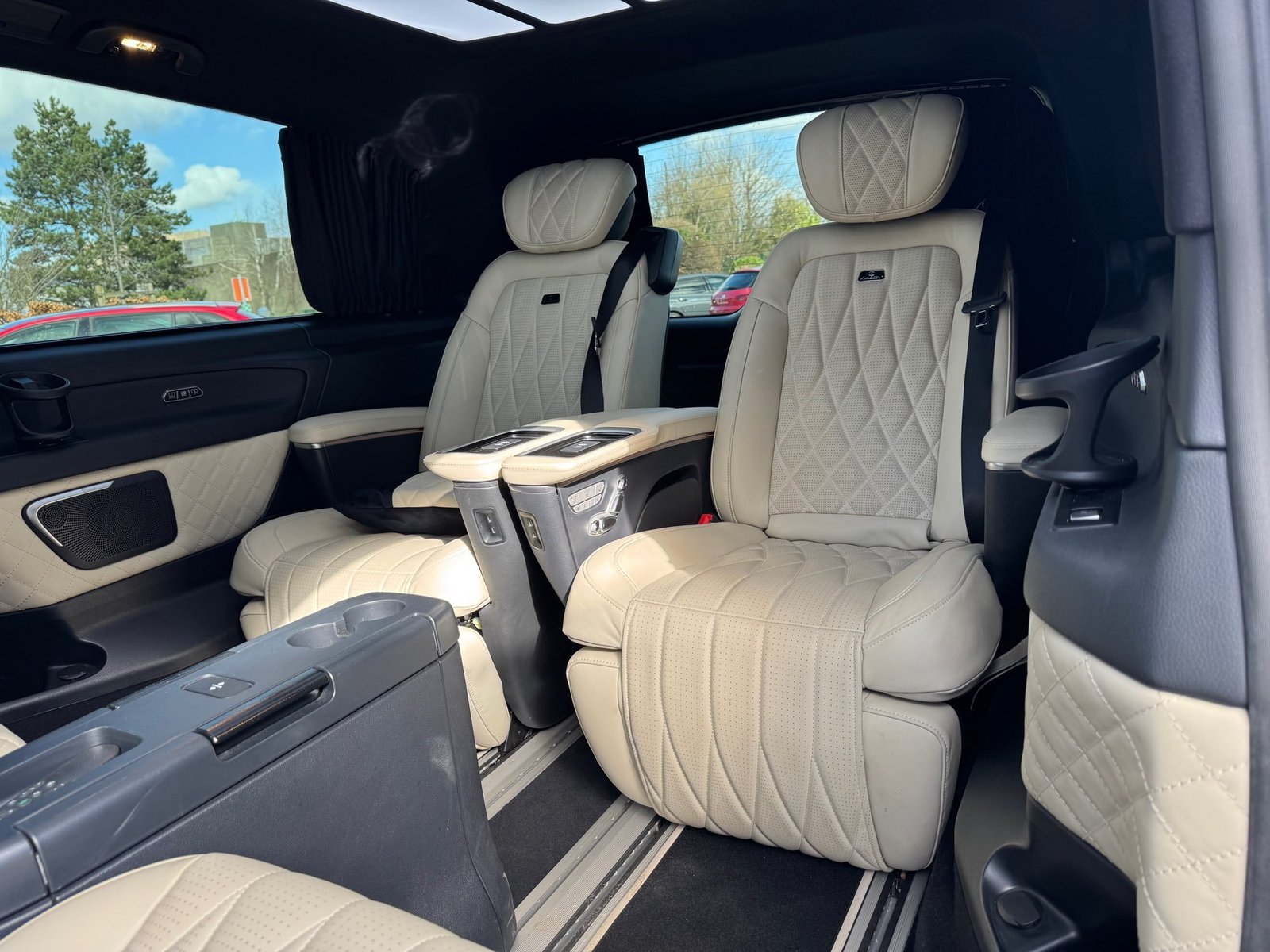 Mercedes-Benz V 300d AMG Line – Image 37
